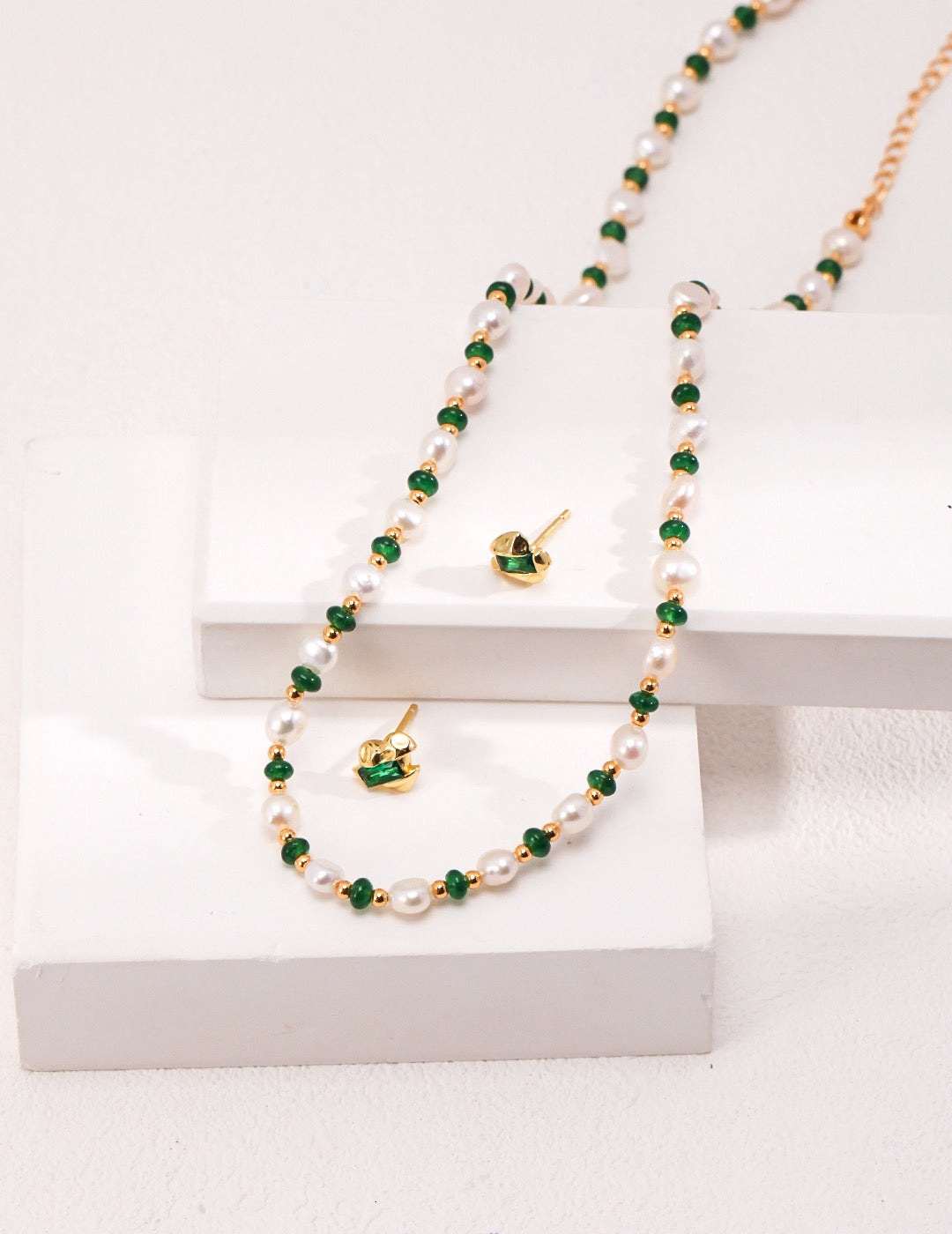 Emerald Dewdrop Pearl Necklace