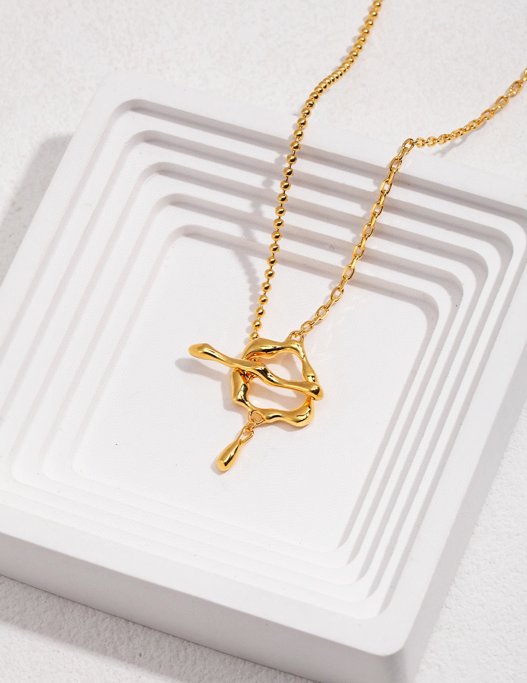 Elegant Clasp Necklace