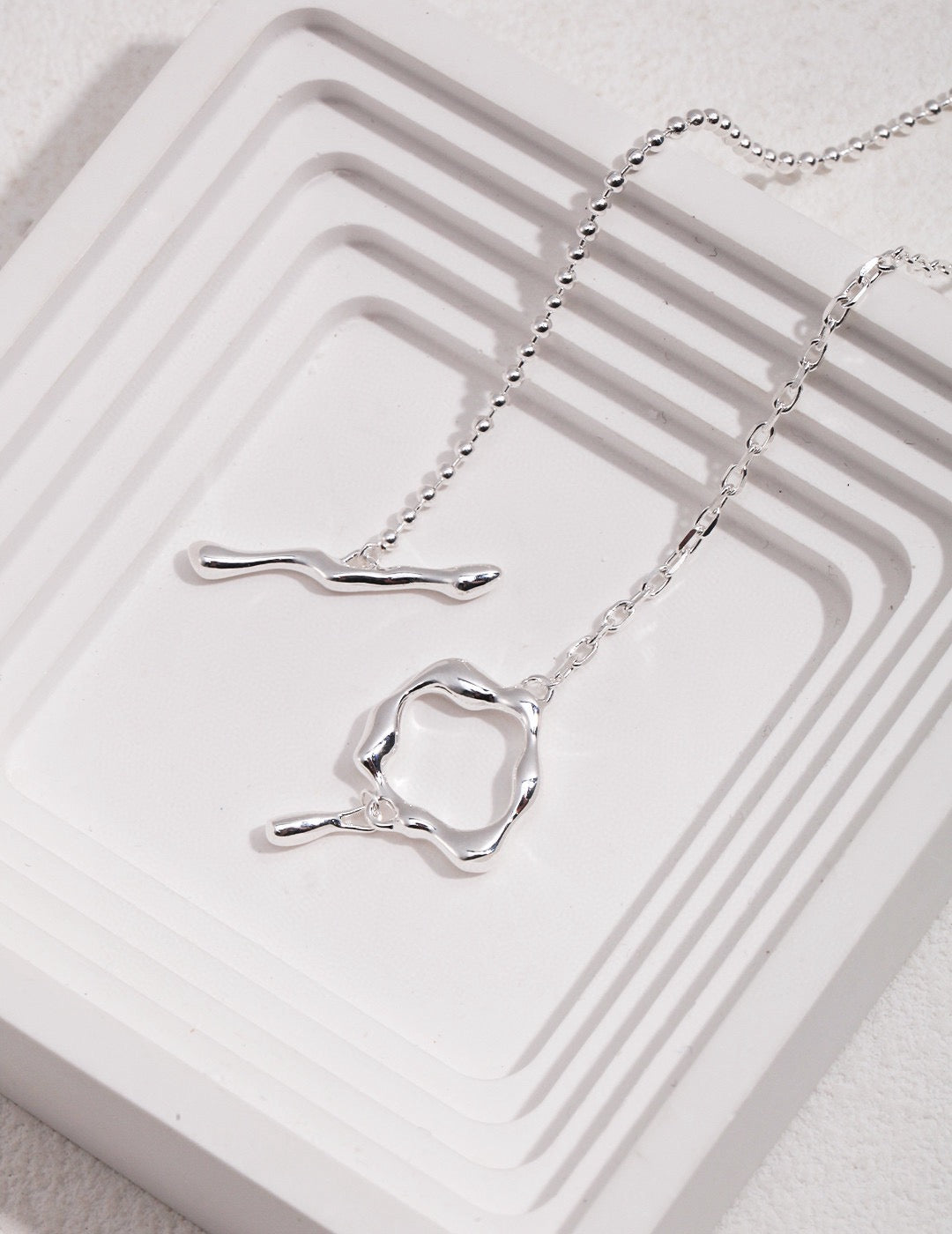 Elegant Clasp Necklace