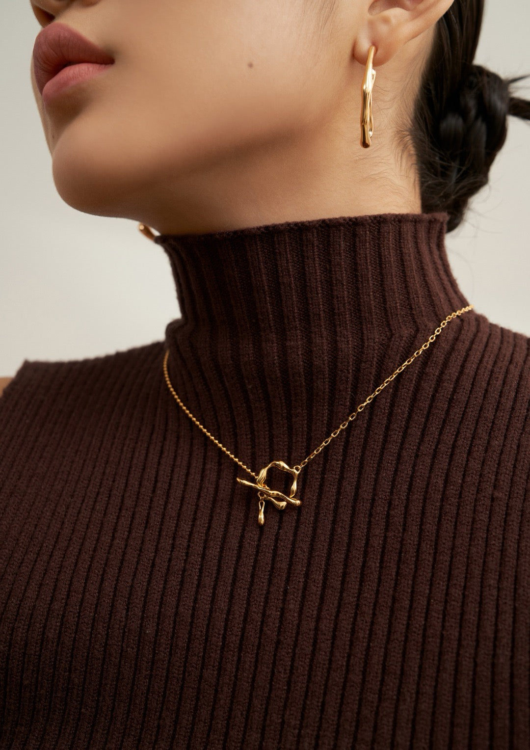 Elegant Clasp Necklace