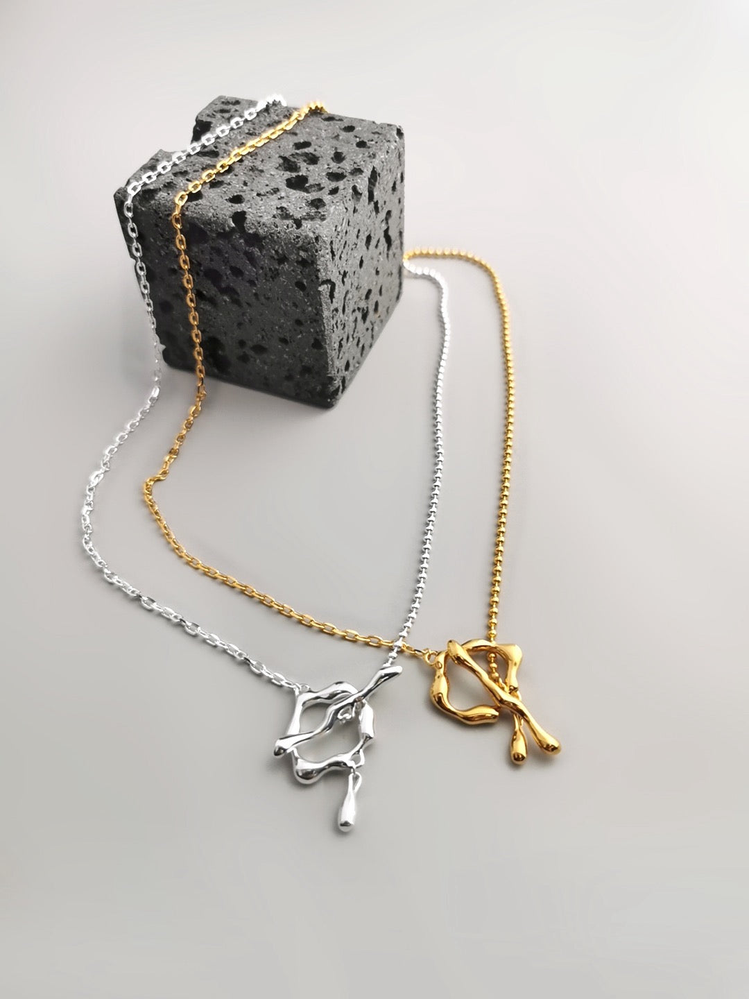 Elegant Clasp Necklace