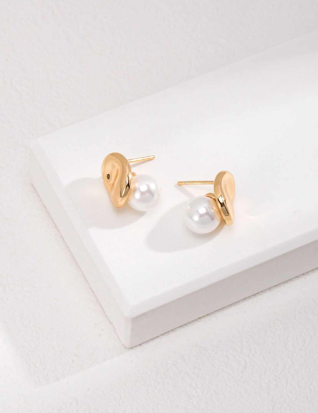 Alice's Radiant Pearl Earrings